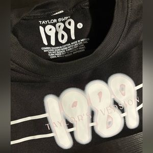 1989 Taylor’s Version Crewneck (black) (small) 💙🌊🏙️ OFFICIAL TAYLOR MERCH<3